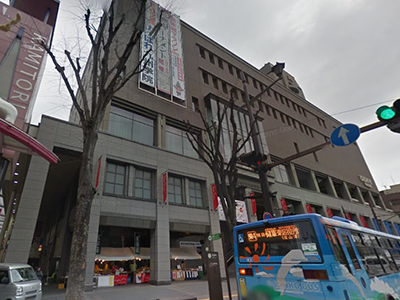 アーケードの隣のビルが熊本市現代美術館です